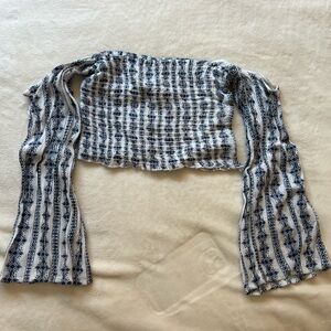 Cropped off the shoulder long sleeve with floral design.